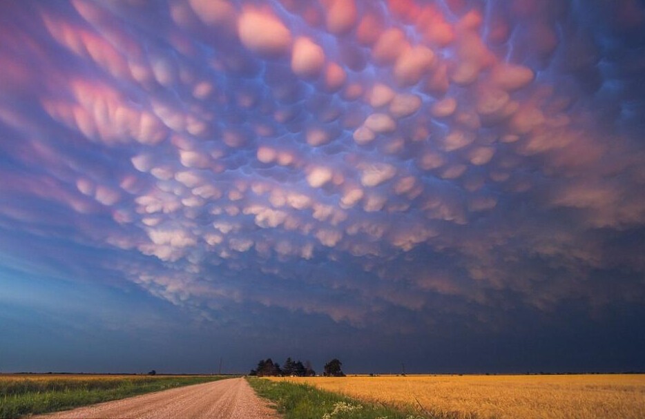 美国天空出现罕见五彩斑斓乳房云