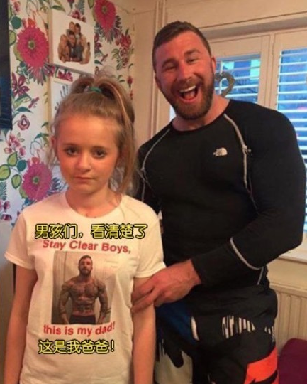 女儿要去约会，爸爸给女儿DIY了一件T恤...但女儿貌似不喜欢